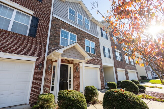 Building Photo - 3 BR townhouse with garage