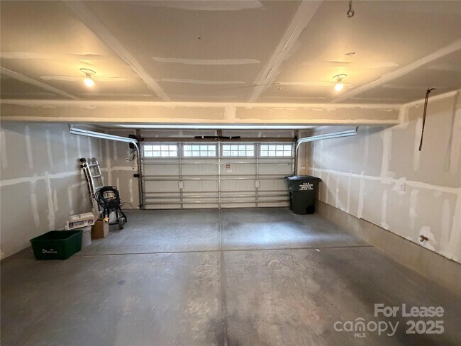 Building Photo - 2053 Birchside Dr