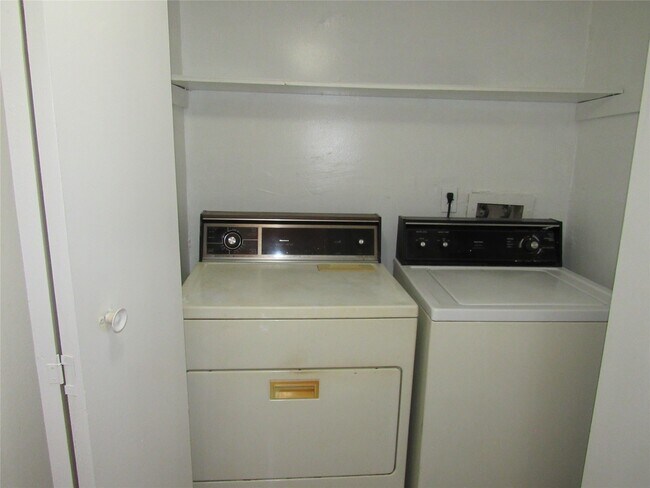 Building Photo - 17331 Red Oak Dr