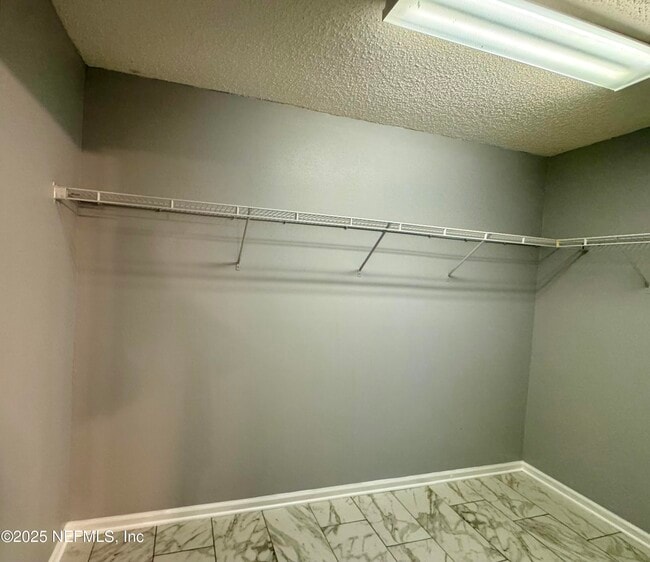 Building Photo - 11690 Brian Lakes Dr N