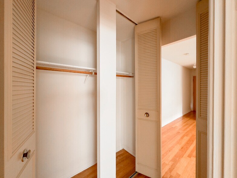 Building Photo - 535 W Aldine Ave