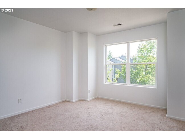 Building Photo - Great Townhouse near Tanasborne