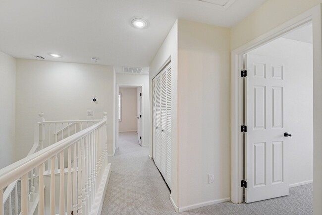 Building Photo - Stylish Townhome with Private Patio!