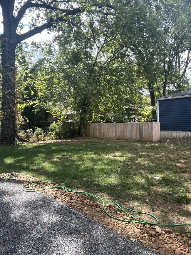 Building Photo - 220 Eveningside Dr