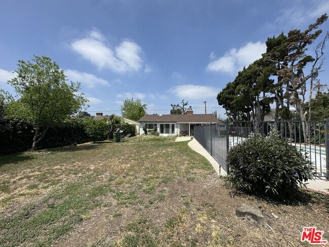 Building Photo - 8936 Balboa Blvd