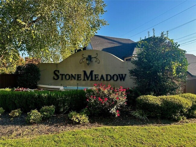 Building Photo - 2001 SW Stonegrove Rd