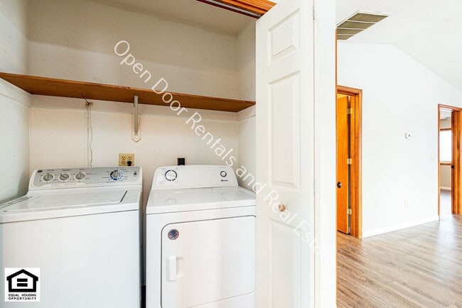 Building Photo - 1420/1422 Flagstone