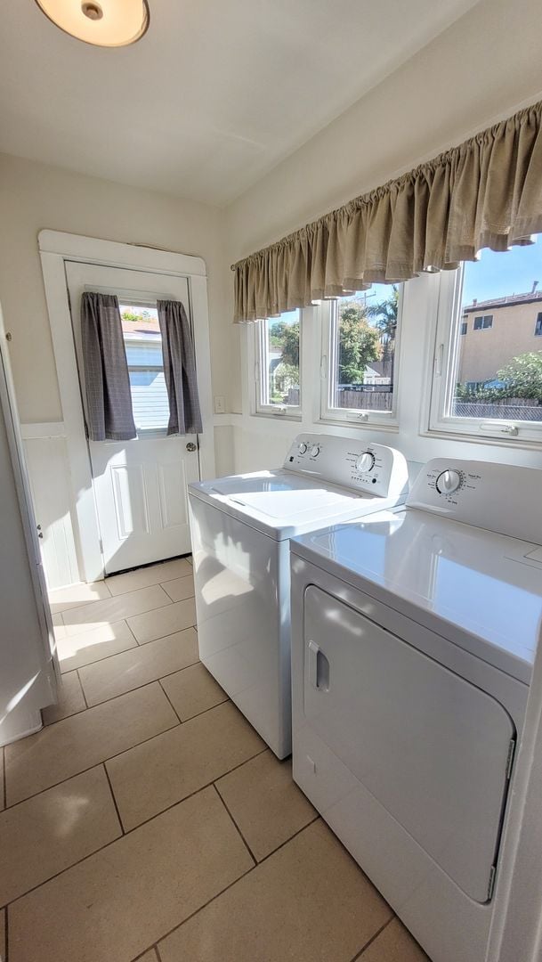 Building Photo - 2 Bed 1 Bath House in Historical Uptown Whittier Available Now!