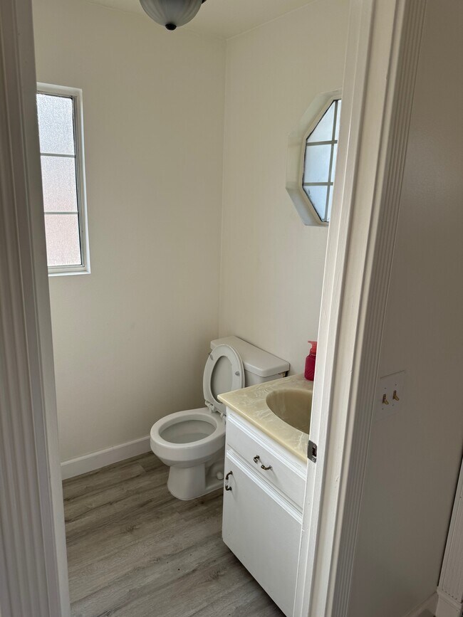 Building Photo - 512 E Lime Ave