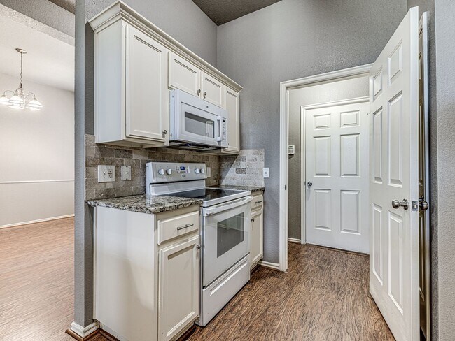 Building Photo - Updated home in Edmond + 3 bed + 2 bath + Edmond Schools