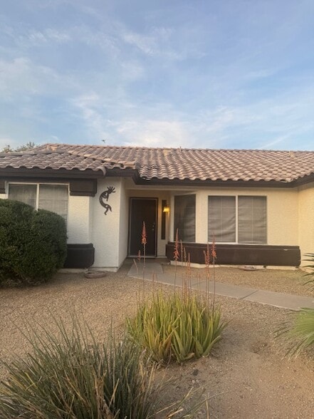 Building Photo - 922 E Gary Ln