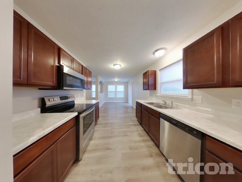 Building Photo - 3338 Deerbrook Dr