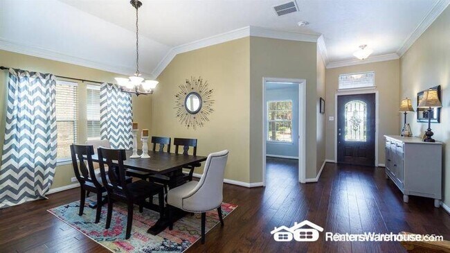 Building Photo - Stunning 3 bedroom, 2 bath in ideal location!