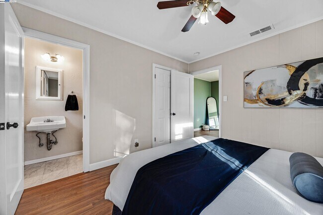 Building Photo - 2438 Upland Dr