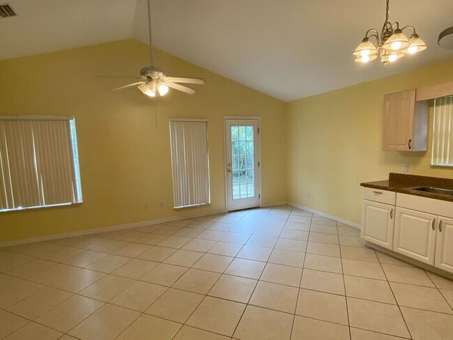 Building Photo - 3 Bedroom/ 2 bath home in the Heart of New...