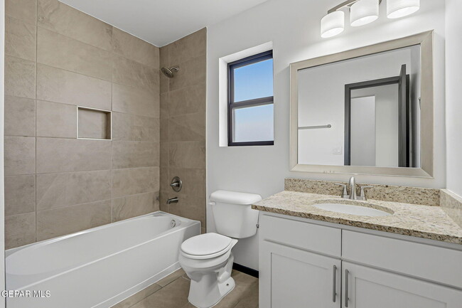 Building Photo - 13817 Summer View Ave