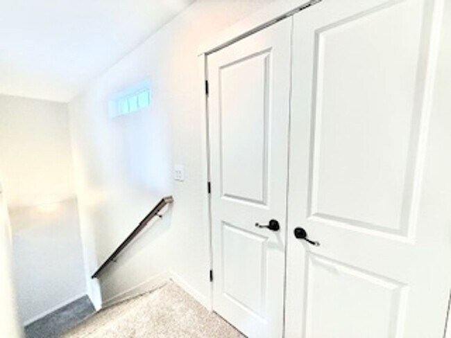Building Photo - MODERN TWO STORY 3 BED/2.5 BATH WITH FENCE...
