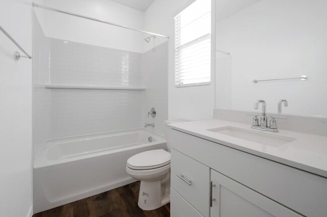 Building Photo - Like New Luxurious Modern 3 Bedroom 2 Bath...