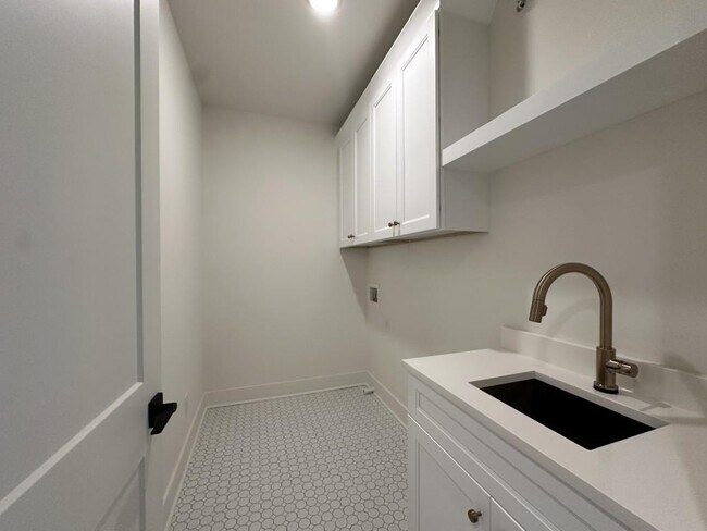 Building Photo - 4802 Moonview Ln