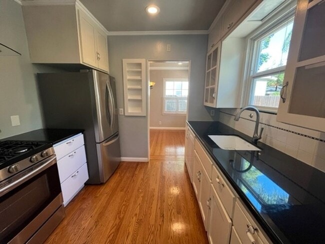 Building Photo - Beautiful 2bed 1bath home in East Sac- Min...