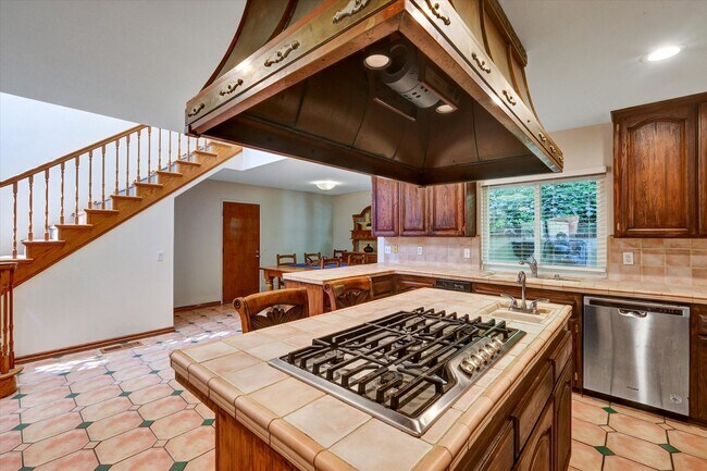 Building Photo - 5-Bedroom Home in Desirable Friendly Hills...