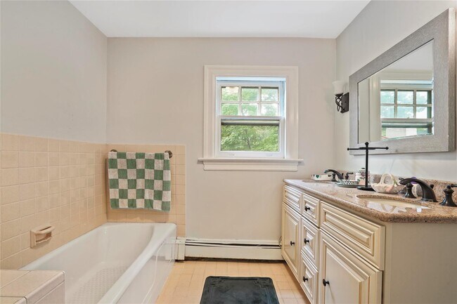 Building Photo - 134 Pelhamdale Ave