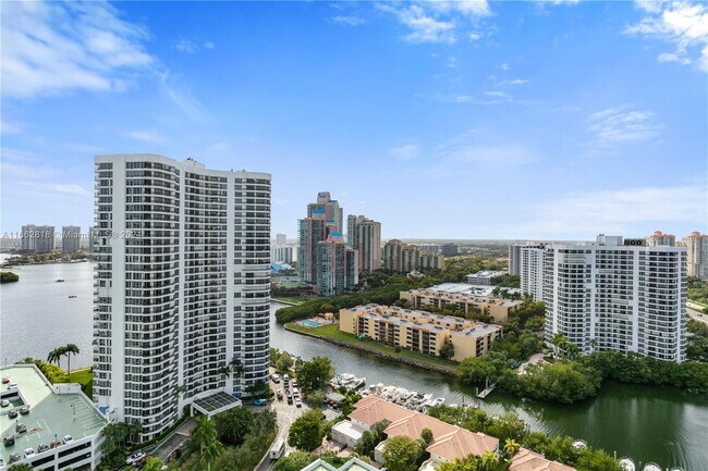 Building Photo - 3500 Mystic Pointe Dr