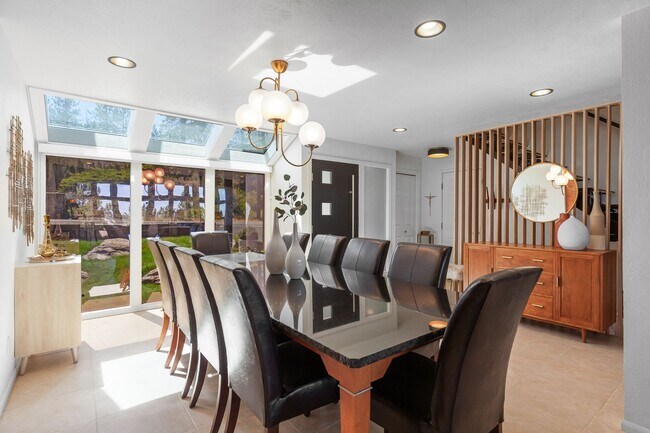 Building Photo - Beautifully Remodeled Execute Home - Parti...