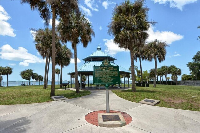Building Photo - 1709 N Tamiami Trl