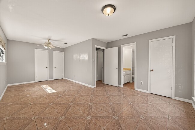 Building Photo - 10607 Bainbridge St