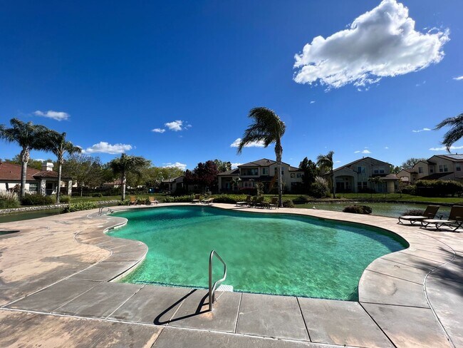 Building Photo - Beautiful 4 Bedroom Home in the Villas Gat...