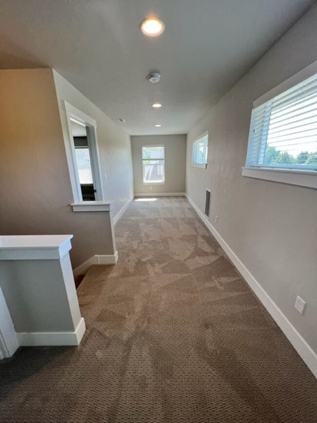 Building Photo - Stylish 3 Bedroom Duplex with Scenic Views and Modern Amenities: Your Perfect Redmond Retreat
