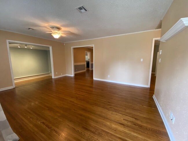 Building Photo - Brookside Charm!!