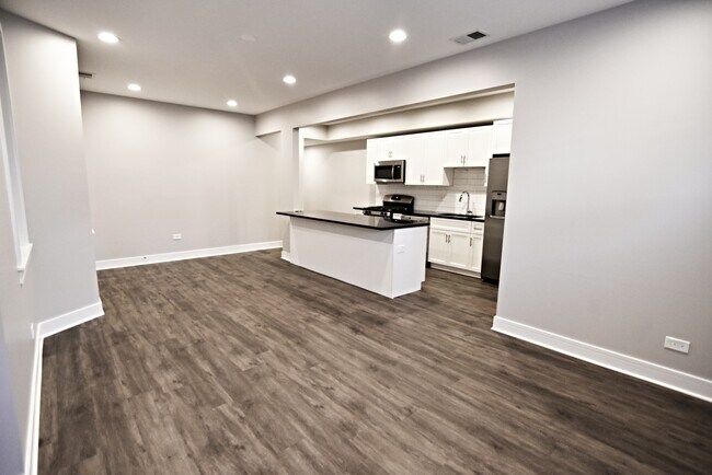 Building Photo - 3212 N Halsted St