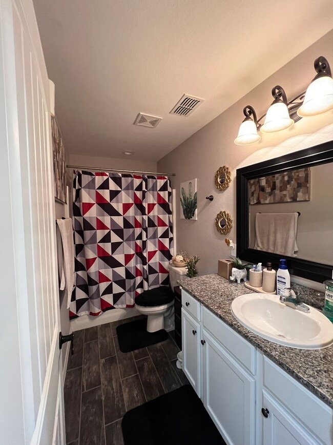 Building Photo - Spacious 3 bedroom home !