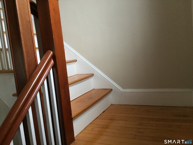 Building Photo - 40 N Quaker Ln