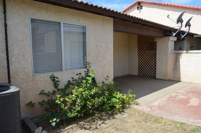 Building Photo - Two Bedroom Townhome Centrally Located in Yuma.