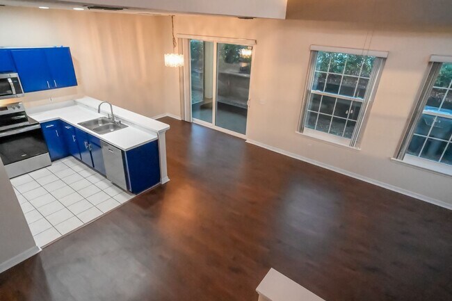 Building Photo - ~4/3~Monroe Circle~Woodwind Bay~Beautiful Town Home!