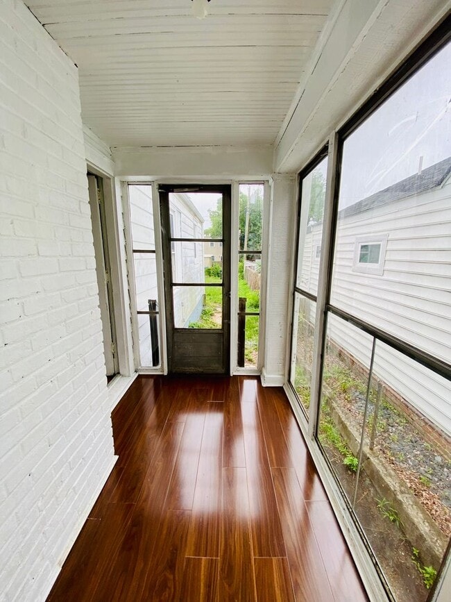 Building Photo - Adorable 2bdrm/1bth Bungalow Conveniently Located in Richmond's Historic Churchill!!