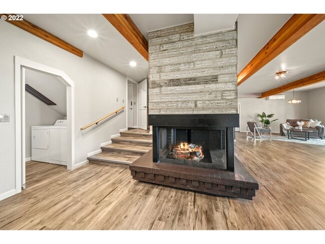 Building Photo - 5 bedroom 4 Bathroom Spectacular Townhome ~ Parking, A/C and More!
