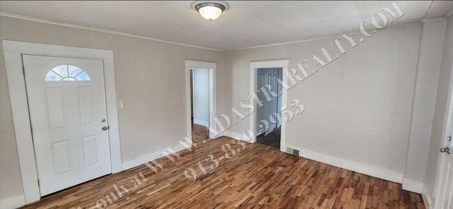 Building Photo - Large 2-story 4 Bed 1.5 Bath Home in Leave...