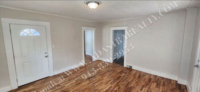 Building Photo - MOVE IN SPECIAL!! Large 2-story 4 Bed 1.5 ...
