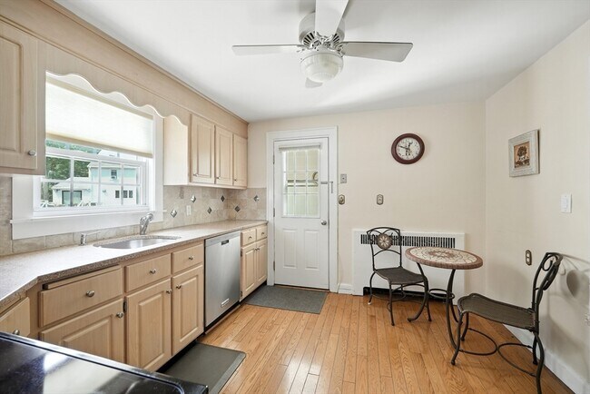 Building Photo - 40 Fairway Dr