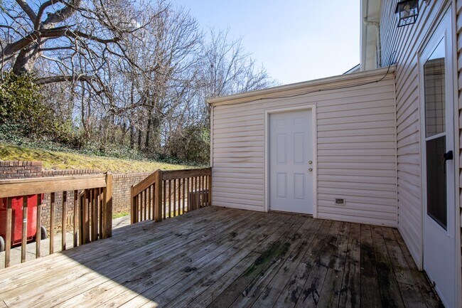 Building Photo - 3 bed 2.5 bsth
