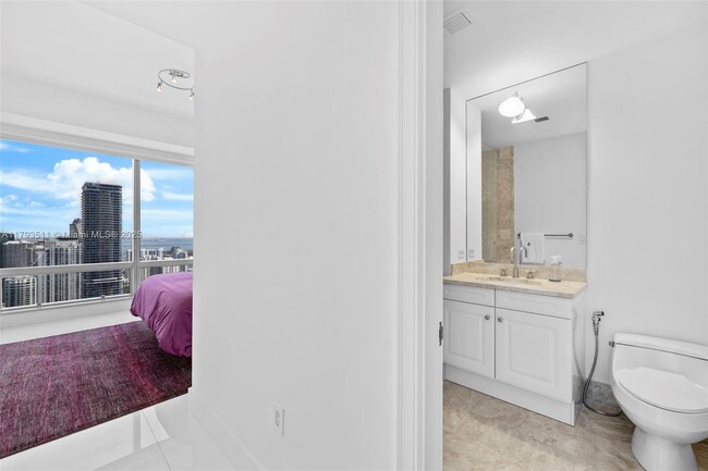 Building Photo - 1425 Brickell Ave