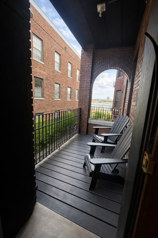 Building Photo - 209 W Fifth Ave