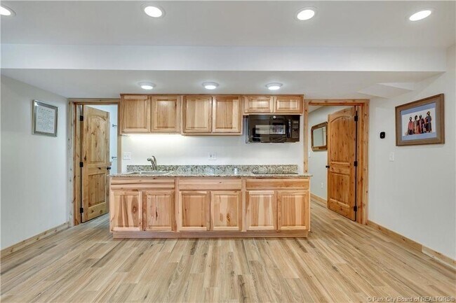 Building Photo - 430 Parkview Dr