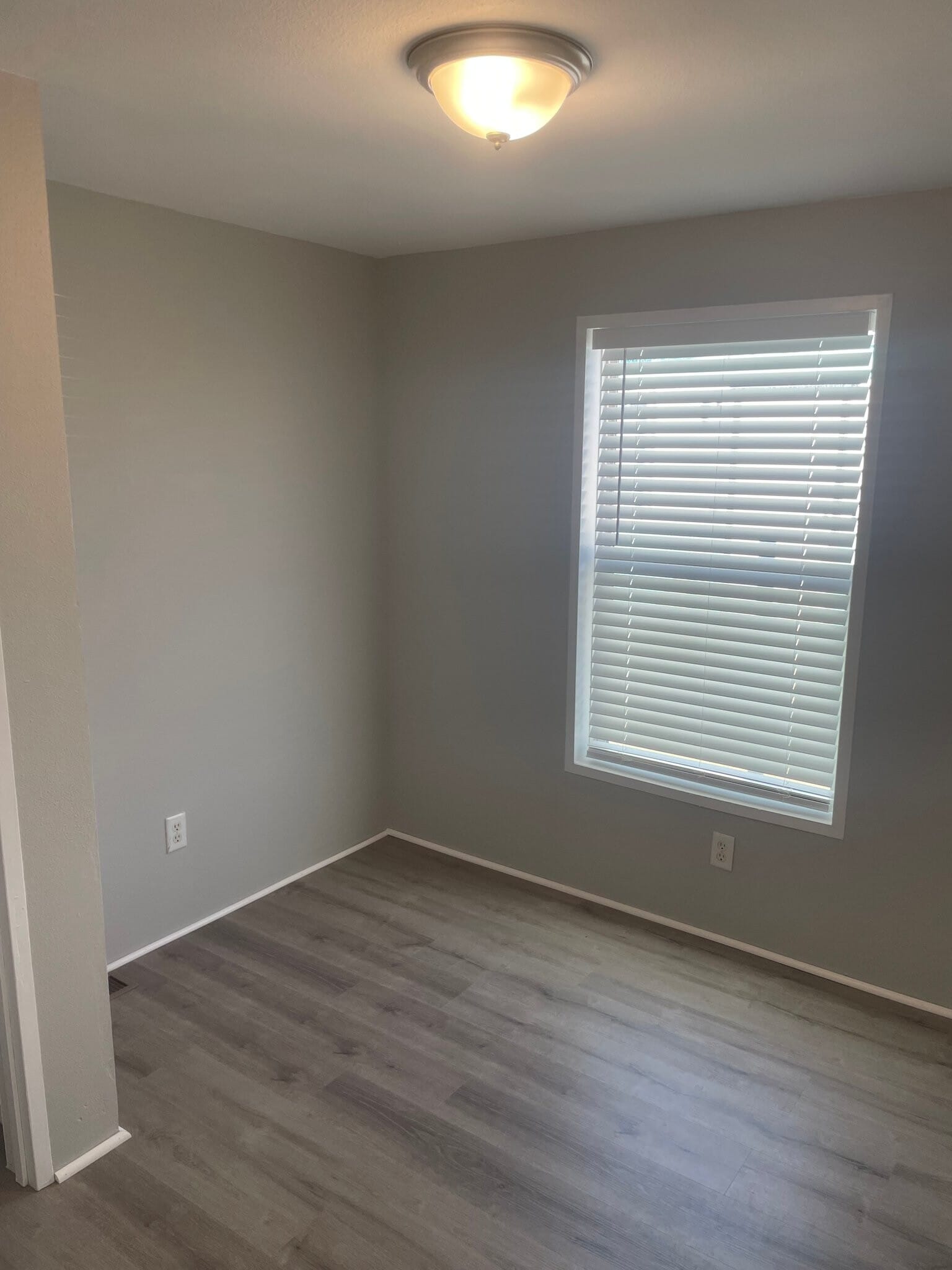 Building Photo - 2010 River Dr N