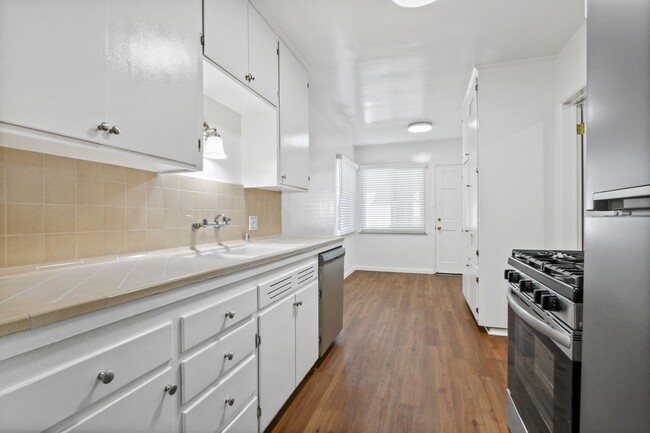 Building Photo - 1018 Grant St in Santa Monica - only 10 bl...