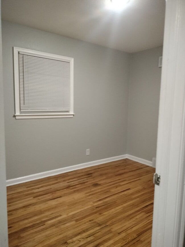 Building Photo - 3 Bedroom 1 bath on the East Side